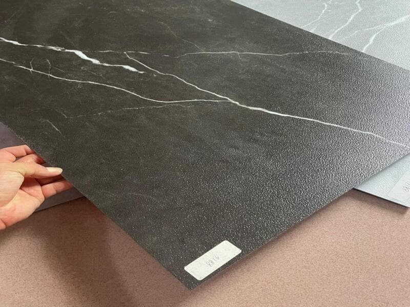 Cleanroom environment with ESD homogeneous vinyl flooring